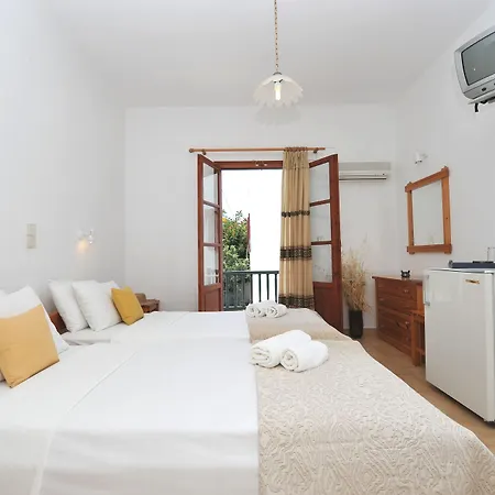 Rallis Naousa (Paros)